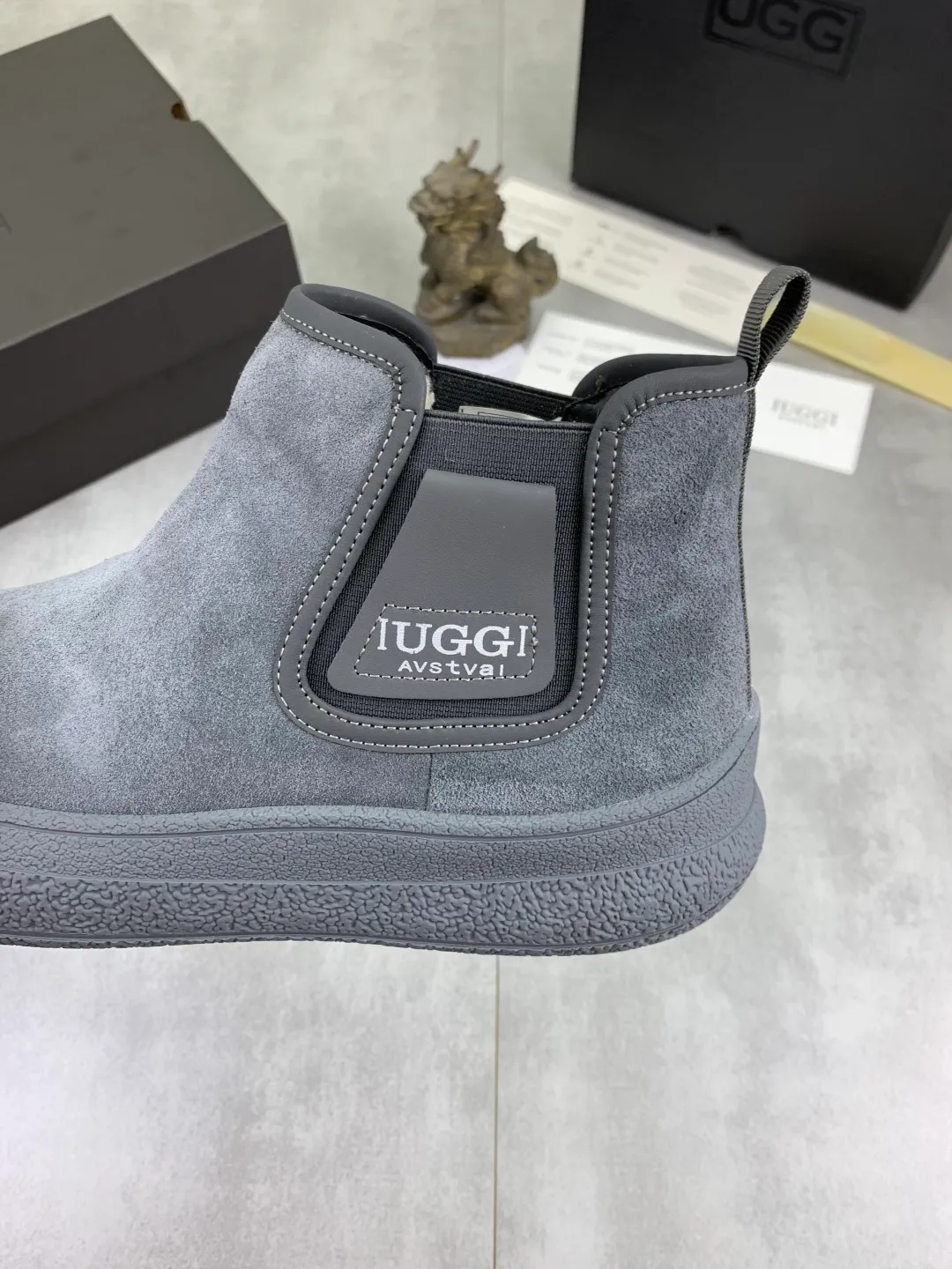 Men's men's shoes 💰P560 New arrival 🆕🆕🆕 IUGGI A pair of handsome Martin boots that want to be "welded" to the feet. Sheep fur lining is comfortable and warm. The anti-slip performance is even better. Matte cowhide with super comfortable stretch velvet. ➕Fine handmade stitching to keep your feet from freezing in the winter. Must be arranged! Perfectly interpreting the essence of Chelsea, trendy and fashionable, casual and versatile. Size: 39-44